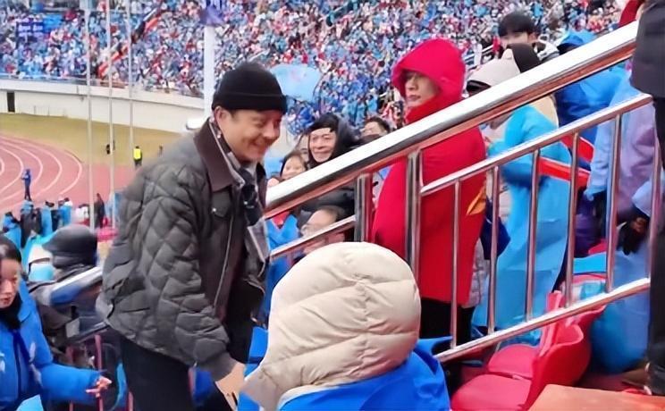 世界杯手机直播软件-主持人汪涵在永州看足球赛！眼袋肿胀，胡子花白，岁月感挡不住